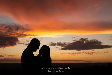 Fotografia de casal na cachoeira e vestido para ensaio namorando. Cachoeira do Indaiazinho. Ensaio namorando na Cachoeira. O pôr do sol mais lindo da região de São Gotardo-MG.'