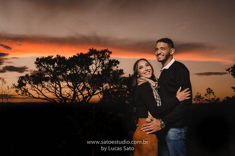 Fotografia de casal na cachoeira e vestido para ensaio namorando. Cachoeira do Indaiazinho. Ensaio namorando na Cachoeira. O pôr do sol mais lindo da região de São Gotardo-MG.'