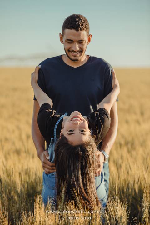Fotografia de ensaio pré wedding no girassol localizado na região de de Rio Paranaíba-MG. Ensaio no fim de tarde com pôr do sol'