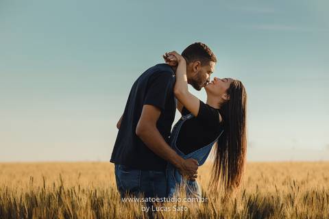 Fotografia de ensaio pré wedding no girassol localizado na região de de Rio Paranaíba-MG. Ensaio no fim de tarde com pôr do sol. Poses para ensaio de casal ou namorando.'