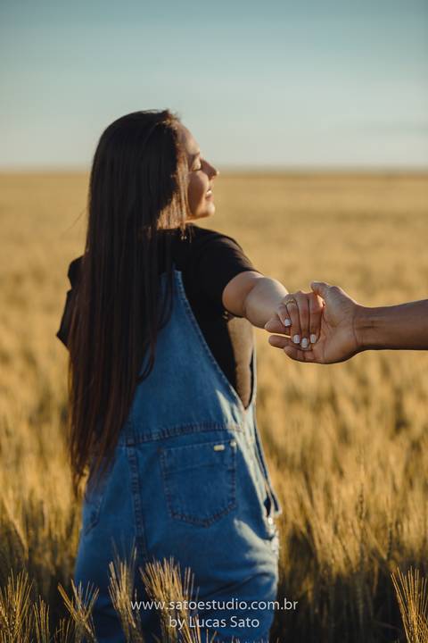 Fotografia de ensaio pré wedding no girassol localizado na região de de Rio Paranaíba-MG. Ensaio no fim de tarde com pôr do sol. Poses para ensaio de casal ou namorando.'