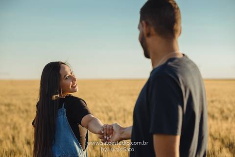 Fotografia de ensaio pré wedding no girassol localizado na região de de Rio Paranaíba-MG. Ensaio no fim de tarde com pôr do sol. Poses para ensaio de casal ou namorando.'