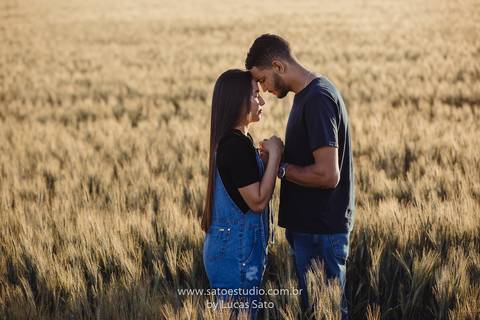 Fotografia de ensaio pré wedding no girassol localizado na região de de Rio Paranaíba-MG. Ensaio no fim de tarde com pôr do sol. Poses para ensaio de casal ou namorando.'