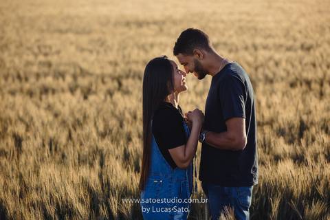 Fotografia de ensaio pré wedding no girassol localizado na região de de Rio Paranaíba-MG. Ensaio no fim de tarde com pôr do sol. Poses para ensaio de casal ou namorando.'