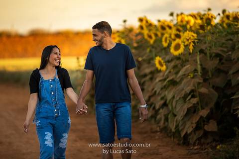 Fotografia de ensaio pré wedding no girassol localizado na região de de Rio Paranaíba-MG. Ensaio no fim de tarde com pôr do sol. Poses para ensaio de casal ou namorando.'