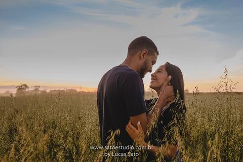 Fotografia de ensaio pré wedding no girassol localizado na região de de Rio Paranaíba-MG. Ensaio no fim de tarde com pôr do sol. Poses para ensaio de casal ou namorando.'
