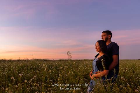 Fotografia de ensaio pré wedding no girassol localizado na região de de Rio Paranaíba-MG. Ensaio no fim de tarde com pôr do sol. Poses para ensaio de casal ou namorando.'