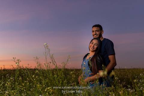 Fotografia de ensaio pré wedding no girassol localizado na região de de Rio Paranaíba-MG. Ensaio no fim de tarde com pôr do sol. Poses para ensaio de casal ou namorando.'