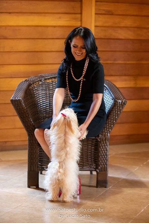 Fotografia de mulher de 50 anos, mulher decidida, com coragem e beleza. Ensaio feminino de mulher corajosa e linda. Ensaio feminino com o cachorro. #ensaio50anos #fotografodeensaiofeminino #vestidoensaiofeminino '