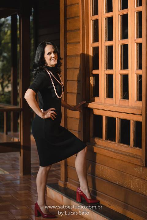 Fotografia de mulher de 50 anos, mulher decidida, com coragem e beleza. Ensaio feminino de mulher corajosa e linda. #ensaio50anos #fotografodeensaiofeminino #vestidoensaiofeminino '