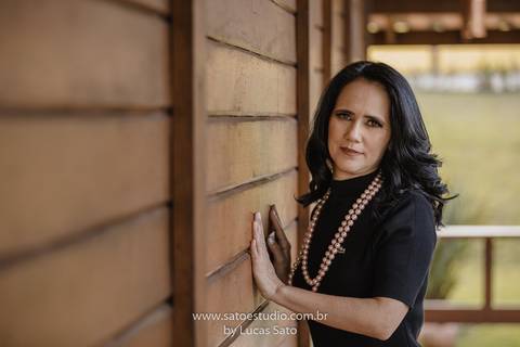 Fotografia de mulher de 50 anos, mulher decidida, com coragem e beleza. Ensaio feminino de mulher corajosa e linda. #ensaio50anos #fotografodeensaiofeminino #vestidoensaiofeminino '
