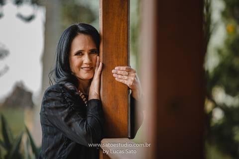Fotografia de mulher de 50 anos, mulher decidida, com coragem e beleza. Ensaio feminino de mulher corajosa e linda. #ensaio50anos #fotografodeensaiofeminino #vestidoensaiofeminino '