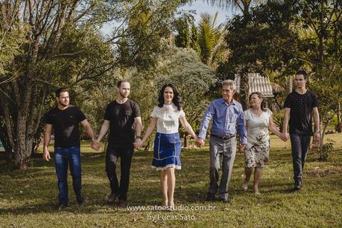 Ensaio fotográfico de família e aniversário de 50 anos. Ensaio de Neide e família. Ensaio de família com o cachorro.
Local do ensaio Recanto das Palmeiras em Matutina-MG'