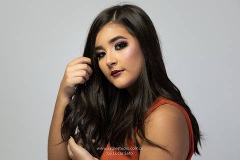 Ensaio em estúdio realizado no município de São Gotardo-MG com muita luz. Ensaio 15 anos. #book15anos #vestidoparaensaio'