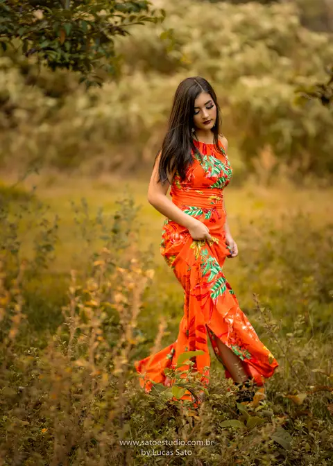 Vestido florido para ensaio externo feminino realizado no município de São Gotardo-MG. Ensaio de 15 anos, book externo em área verde, natureza.'