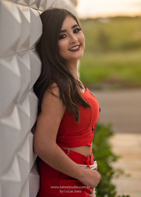 Vestido florido para ensaio externo feminino realizado no município de São Gotardo-MG. Ensaio de 15 anos, book externo em área verde, natureza.'