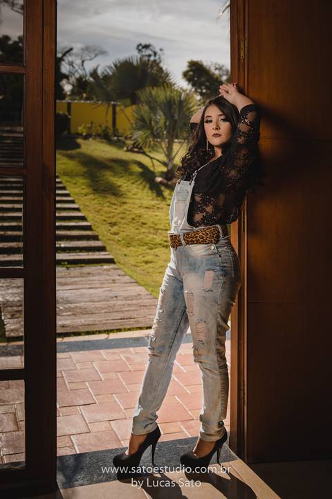 Vestido florido para ensaio externo feminino realizado no município de São Gotardo-MG. Ensaio de 15 anos, book externo em área verde, natureza.'