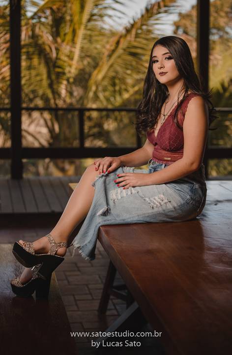 Vestido florido para ensaio externo feminino realizado no município de São Gotardo-MG. Ensaio de 15 anos, book externo em área verde, natureza.'