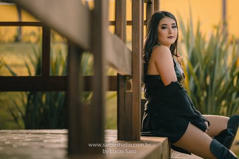 Luz natural para fotografia feminina. Ensaio externo de book de 15 anos.'