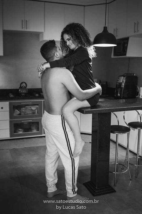 Fotos de casal na própria casa. Ensaio de casal realizado na casa deles. Ensaio íntimo em casa.'