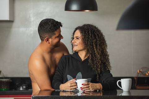 Fotos de casal na própria casa. Ensaio de casal realizado na casa deles. Ensaio íntimo em casa.'