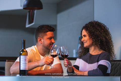 Fotos de casal na própria casa. Ensaio de casal realizado na casa deles. Ensaio íntimo em casa.'