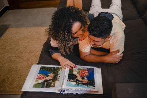 Fotos de casal na própria casa. Ensaio de casal realizado na casa deles. Ensaio íntimo em casa.'