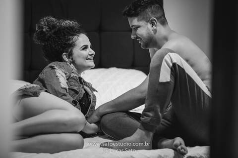Fotos de casal na própria casa. Ensaio de casal realizado na casa deles. Ensaio íntimo em casa.'