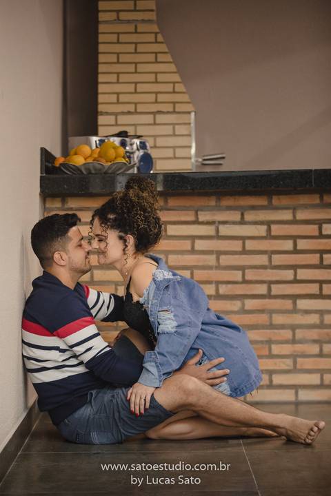Fotos de casal na própria casa. Ensaio de casal realizado na casa deles. Ensaio íntimo em casa.'