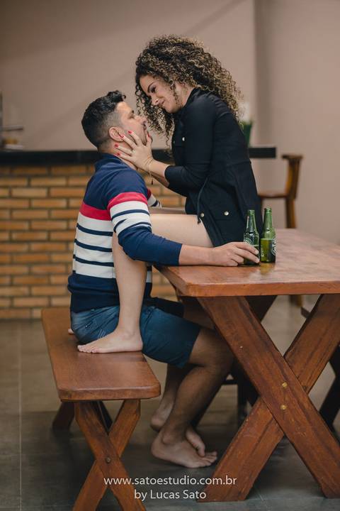 Fotos de casal na própria casa. Ensaio de casal realizado na casa deles. Ensaio íntimo em casa.'