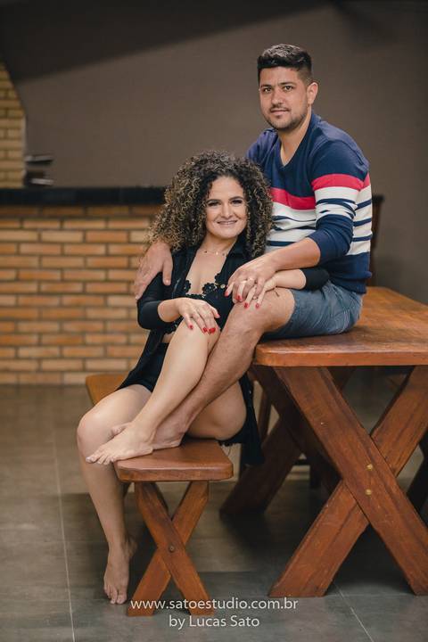 Fotos de casal na própria casa. Ensaio de casal realizado na casa deles. Ensaio íntimo em casa.'