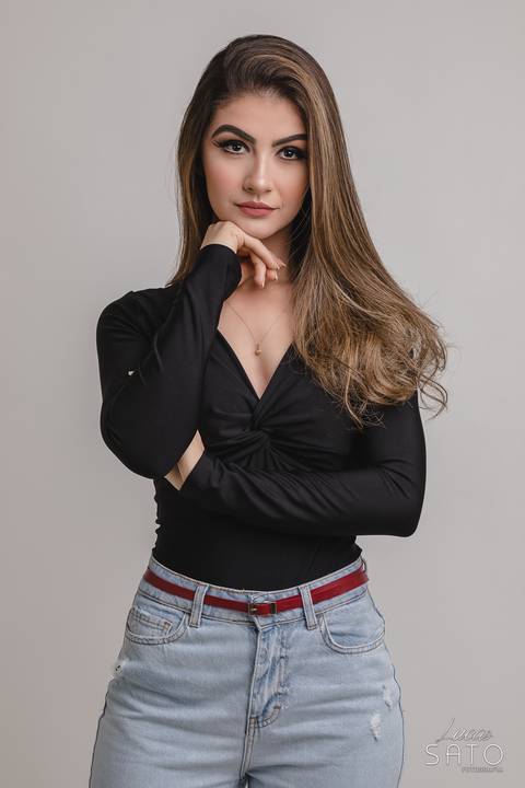 Blusa preta para ensaio feminino valorizando seu corpo. Ensaio feminino em estúdio.'