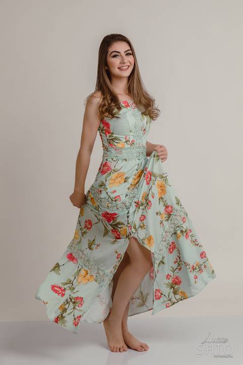 Vestido longo florido para ensaio sem calçados realizado no estúdio fotográfico Lucas Sato-Fotografia localizado na cidade de São Gotardo-MG'