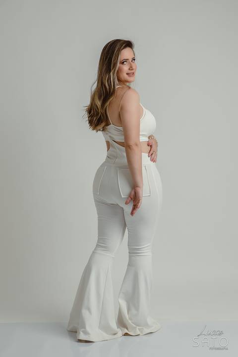 Look branco para ensaio feminino no estúdio localizado em São Gotardo-MG'