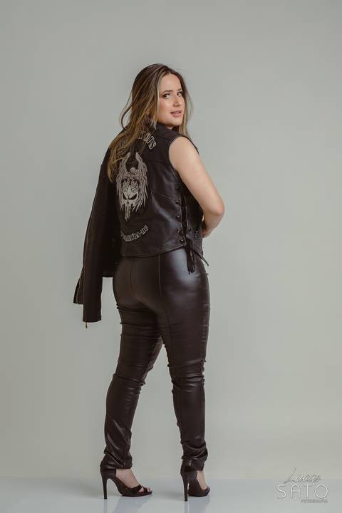 Look estilo aventureira, rock and roll, para ensaio feminino em estúdio.'