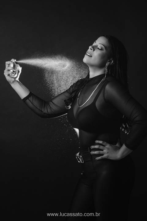 Ensaio feminino sensual realizado no estúdio Lucas Sato-Fotografia, localizado na cidade de São Gotardo-MG'