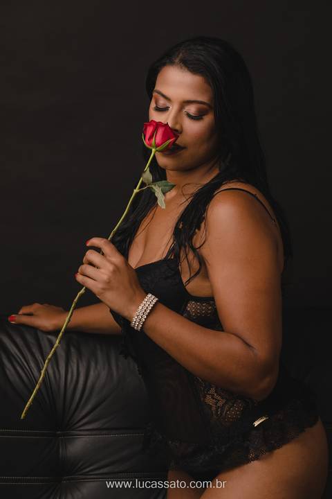 Ensaio sensual em estúdio com flores para deixar ainda mais sensual. Pose para ensaio sensual.'