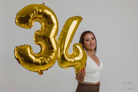 Balões personalizados para ensaio fotográfico em estúdio. Estúdio fotográfico localizado no município de São Gotardo-MG. Fotografia profissional'