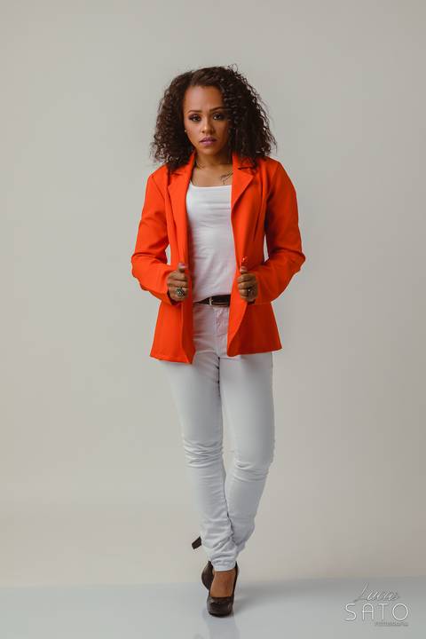 O que vestir no ensaio fotográfico em Estúdio? Roupas casuais com cores sólidas e contrastadas deixam as fotos lindas e impecáveis.'