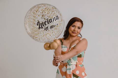 Foto para aniversário no estúdio em São Gotardo. Foto com balão personalizado.'