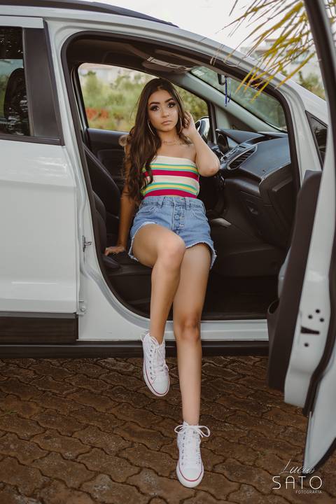 Foto de 15 anos dentro do carro. Book de 15 anos realizado em São Gotardo-MG'