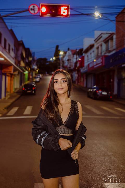 Ensaio 15 anos no semáforo a noite.'