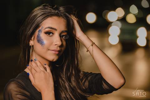 Foto de 15 anos na rua com faróis de carros. Book 15 anos na rua a noite realizado em São Gotardo-MG'