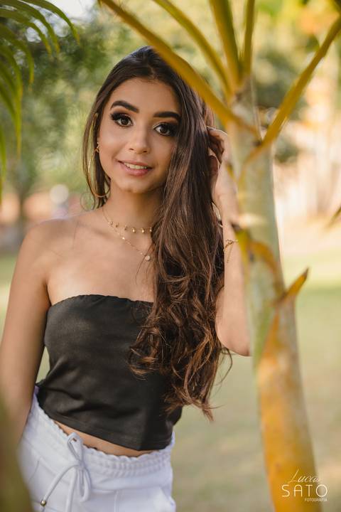 Retrato que não pode faltar no seu ensaio de book. Foto com olhos brilhantes e fundo desfocado'