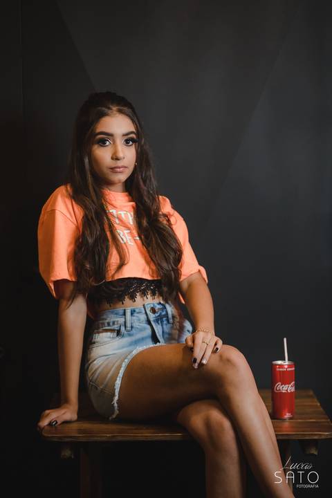 Ensaio 15 anos no bar retro localizado em São Gotardo-MG. Foto com estilo retro para ensaio de 15 anos'