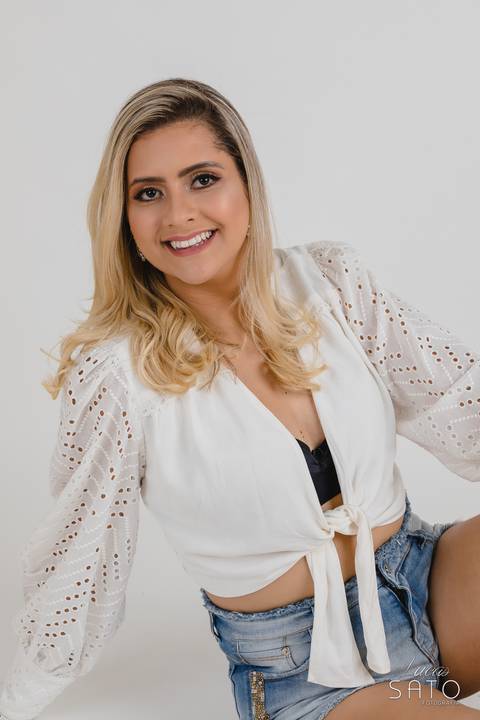 Retrato feminino de ensaio feminino em estúdio em São Gotardo'