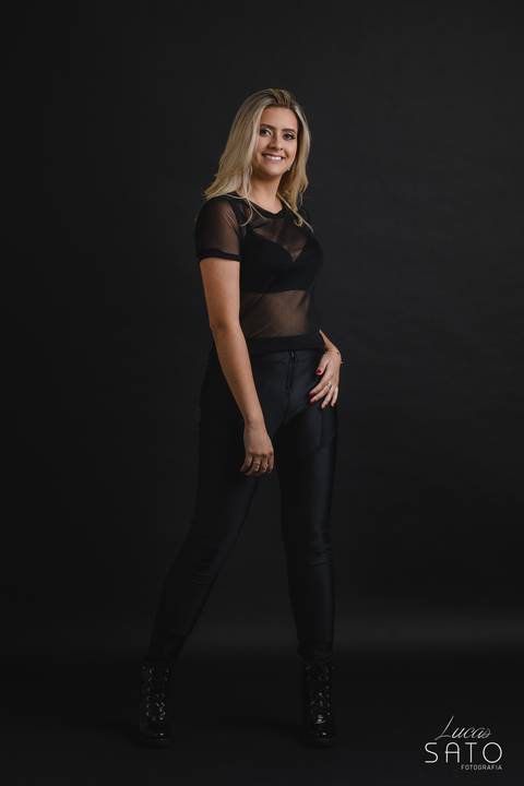 Fundo em estúdio com fundo preto fica muito lindo e traz um certo mistério a fotografada. Look preto para ensaio em estúdio localizado em São Gotardo-MG'