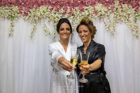 noiva e a mãe no dia do casamento no Espaço Cris em São Gotardo-MG. Casamento evangélico da Gabrielley e Amarildo'