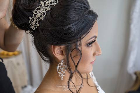 Brinco para noiva no dia do casamento.'
