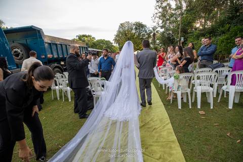 Entrada de noiva na cerimônia de casamento evangélico em São Gotardo.'